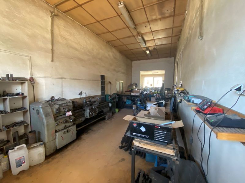 Workshop with a lathe and work equipment, Special properties.