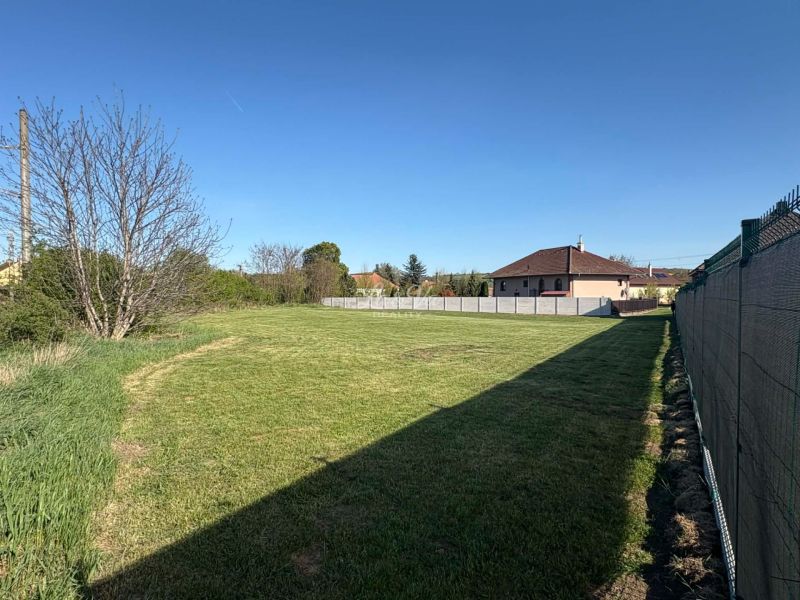 A spacious plot in Pozba suitable for living with a lawn and fencing.