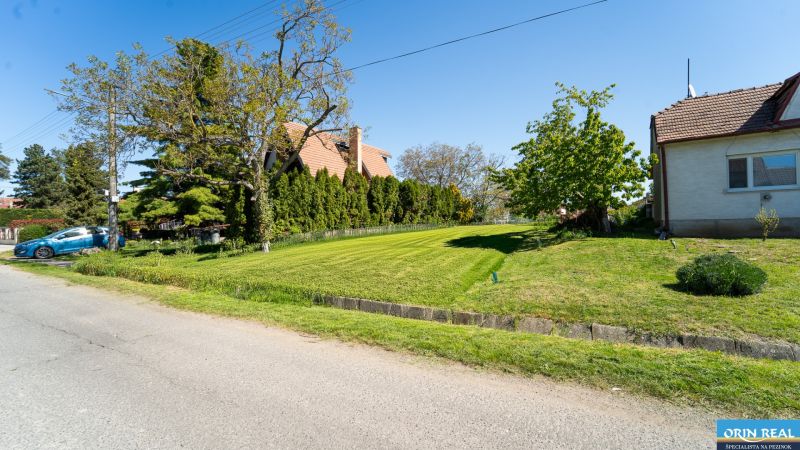 Plots - housing on Nová Street in Viničné with a spacious lawn and family houses.