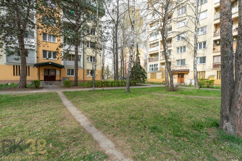 An apartment building surrounded by greenery on Štúrova Street in Poprad for a 4-room apartment.