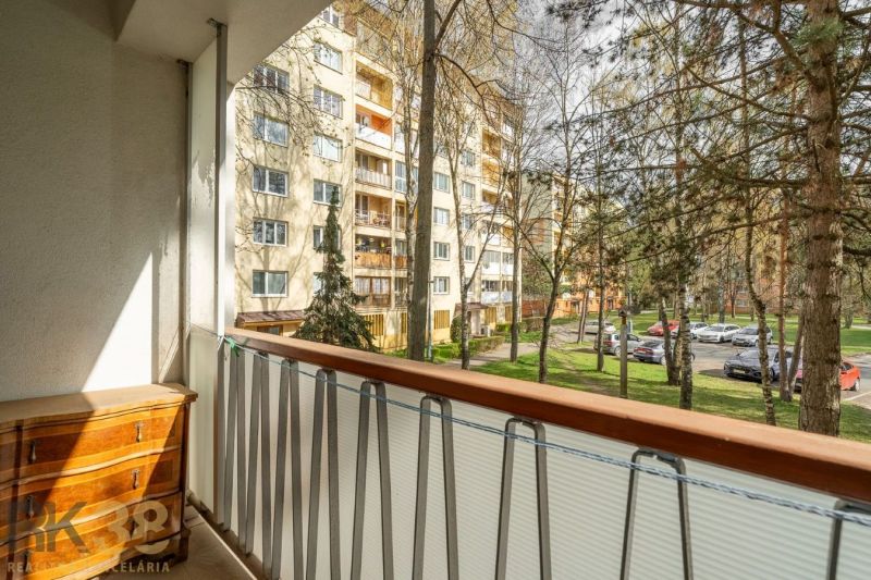 The balcony of a 4-room apartment on Štúrova in Poprad with a view of the park and parking lot.