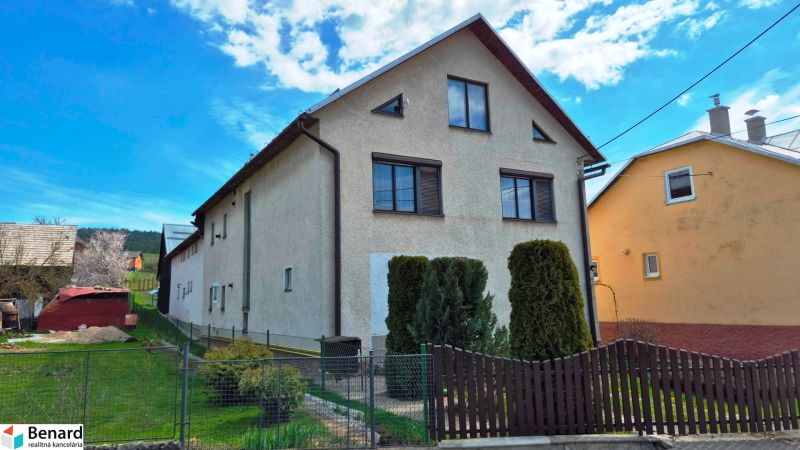 A family house in Jarabina with a garden on Jarabina street, surrounded by blue skies and greenery.