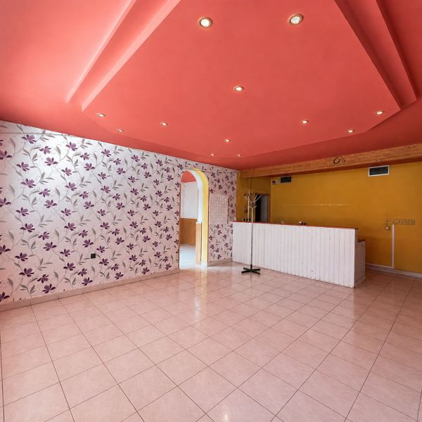 Floral wallpaper, red ceiling, tiles, reception in commercial spaces without people.