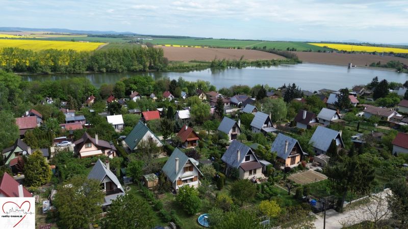 A cottage in the Nové Vinohrady area in Suchá nad Parnou with a view of the lake.