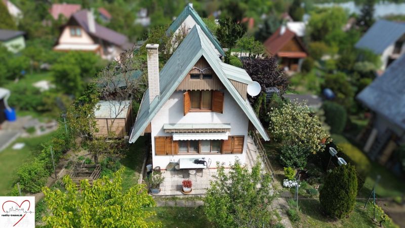 A cottage on Nové Vinohrady Street in Suchá nad Parnou with a blooming garden and a terrace.