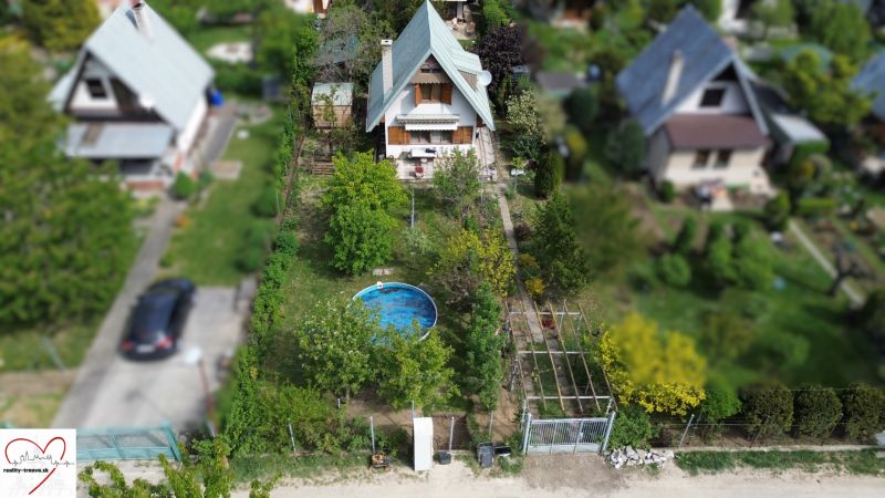 Garden and cottage at Nové Vinohrady in Suchá nad Parnou with a swimming pool.