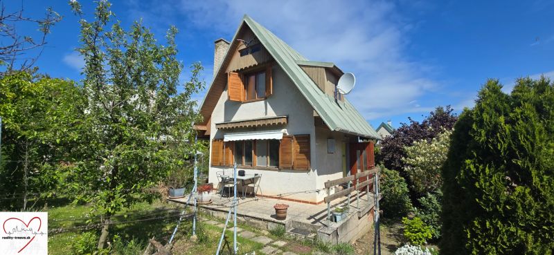 A cottage in Nové Vinohrady in Suchá nad Parnou surrounded by greenery and trees.