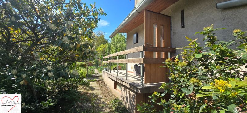 A garden with shrubs near the cottage in Nové Vinohrady in Suchá nad Parnou.