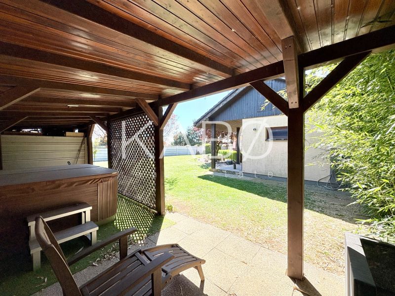 Wooden gazebo with a hot tub in the garden of a family house on Močenská Street in Cabaj-Čápor.