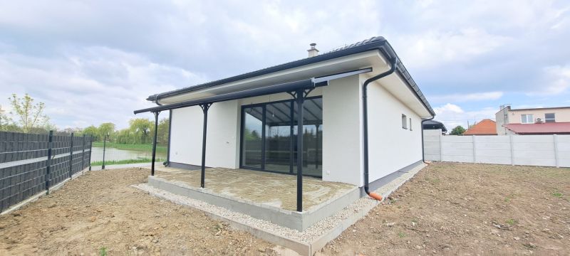 A family house in Selice with a terrace and a peaceful garden by the river.
