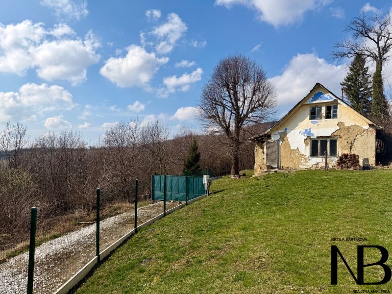 A family house on a residential plot in Lubina, Lubina Street, with a grassy garden.