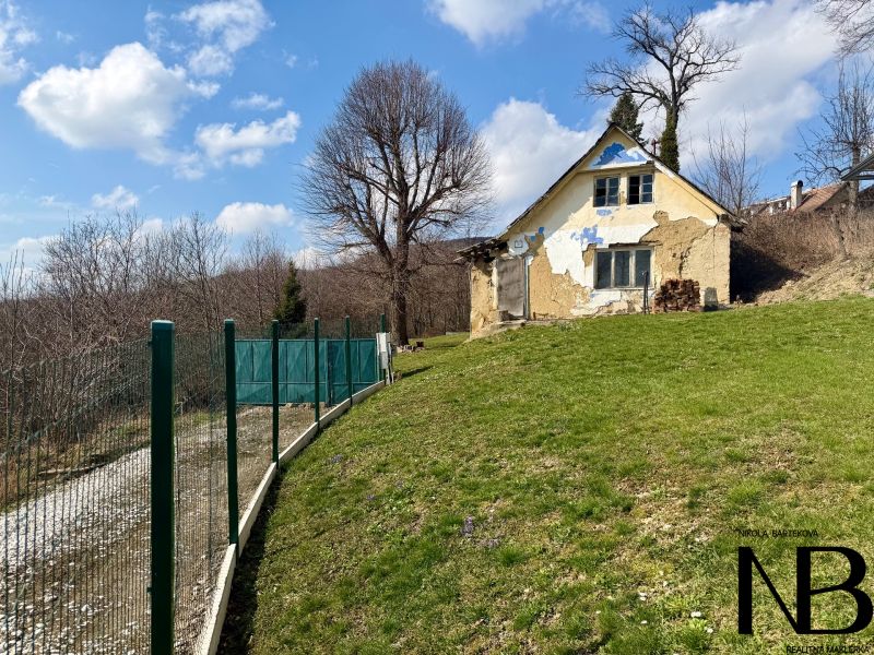 Plots - housing in Lubina on Lubina Street with a dilapidated building and lawn.