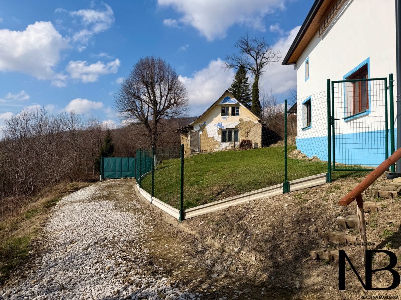 House with a yard and fence on plots - living in Lubina, Lubina.