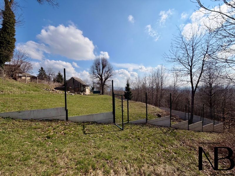 The residential plots in Lubina offer a view of the picturesque countryside with a fence.