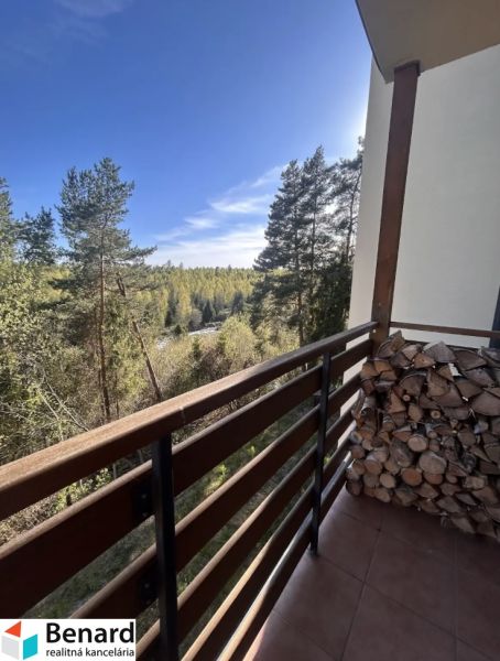 The balcony in Stará Lesná in Stará Lesná offers a view of the forest from a 3-room apartment.