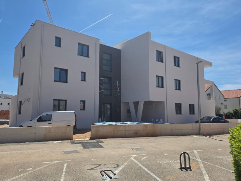 Newly built 3-room apartment in the city of Srima, white facade, parking spaces.