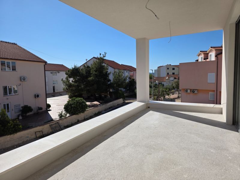 A balcony in a 3-room apartment in the city of SRIMA with a view of the surrounding buildings.