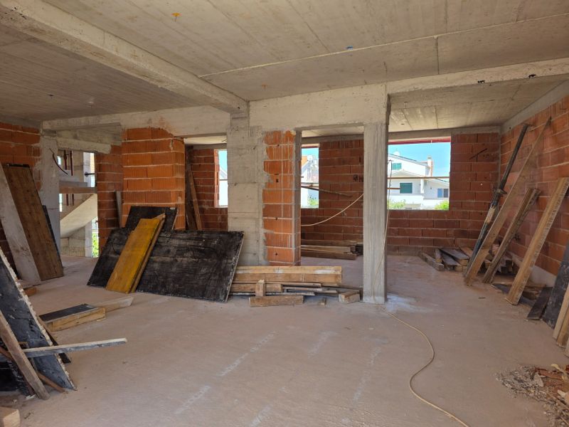Construction of a 3-room apartment with concrete ceilings and brick walls.
