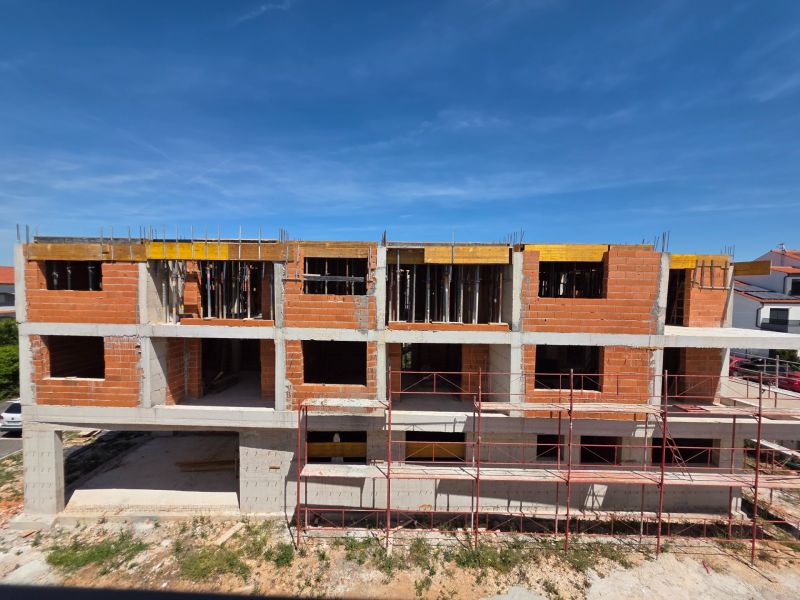 Construction project of a 3-room apartment in Srima during construction, with a clear blue sky.