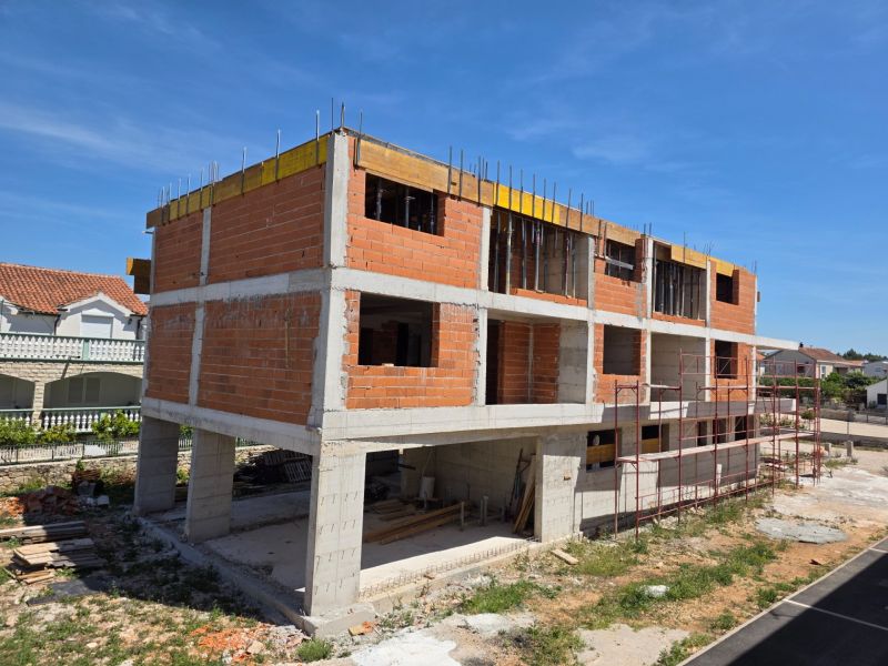 An unfinished 3-room apartment building in the city of Srima.