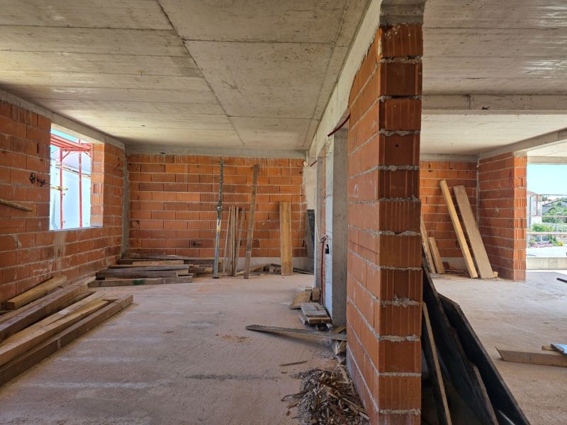 The construction of a 3-room apartment in Srima shows unplastered brick walls and building materials.