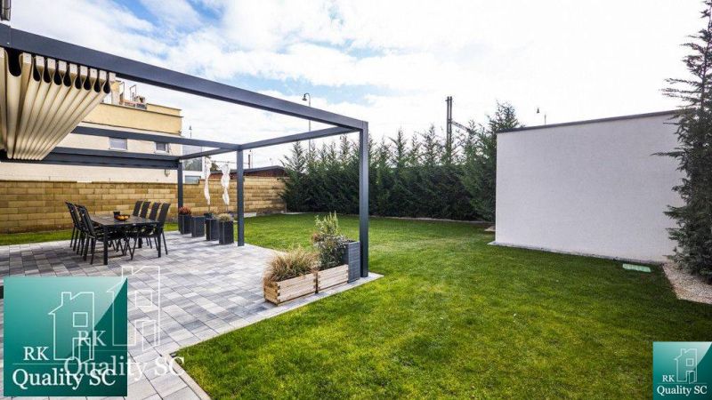 The garden of a family house at Sunny Lakes South in Senec with a terrace and lawn.