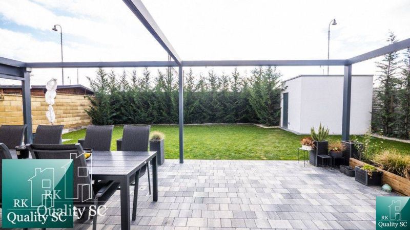 In the exterior of the family house at Slnečné jazerá juh in Senec, there is a terrace and a garden.