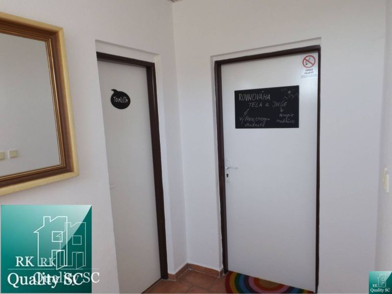 Two white doors and a mirror in the interior of a family house with a descriptive sign.