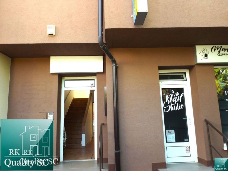 Entrance areas of a family house on Mäsiarska Street in Senec with a nail studio.