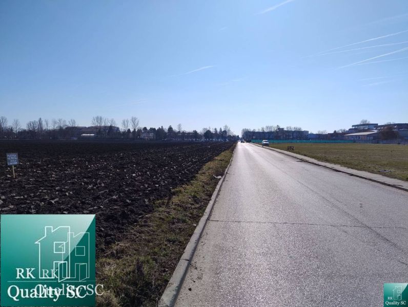 A path running along the edge of the field on the street Slnečné jazerá sever in Senec.