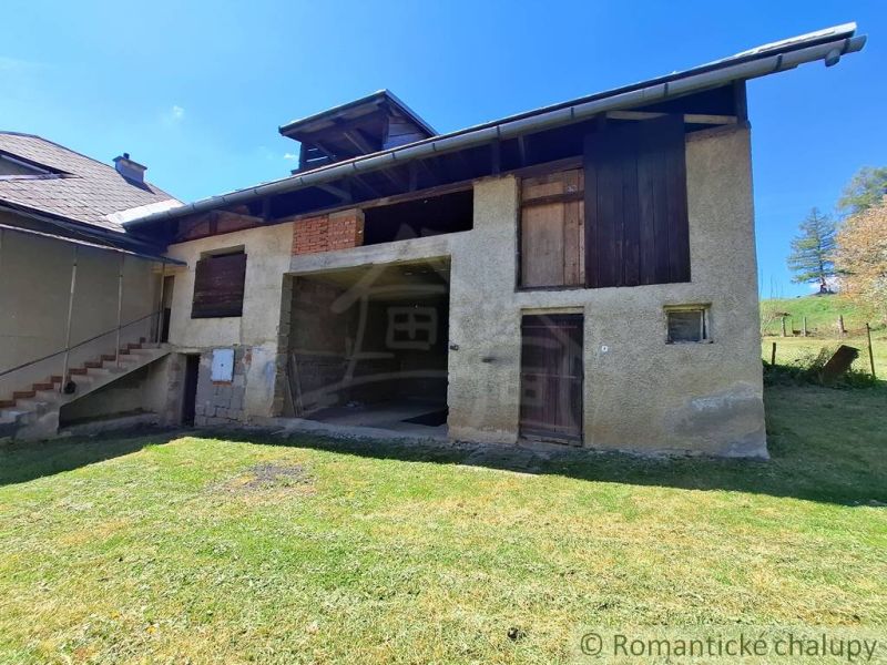 A family house in Heľpa with a typical facade and a shelter in the yard.