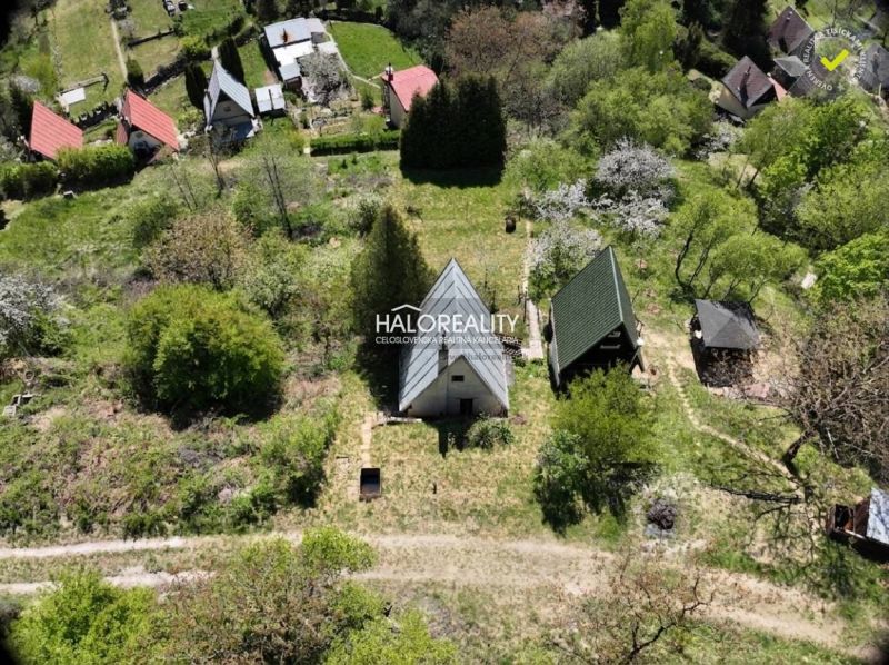 Cottage in Chyžné with a garden and surrounding greenery in a natural environment.