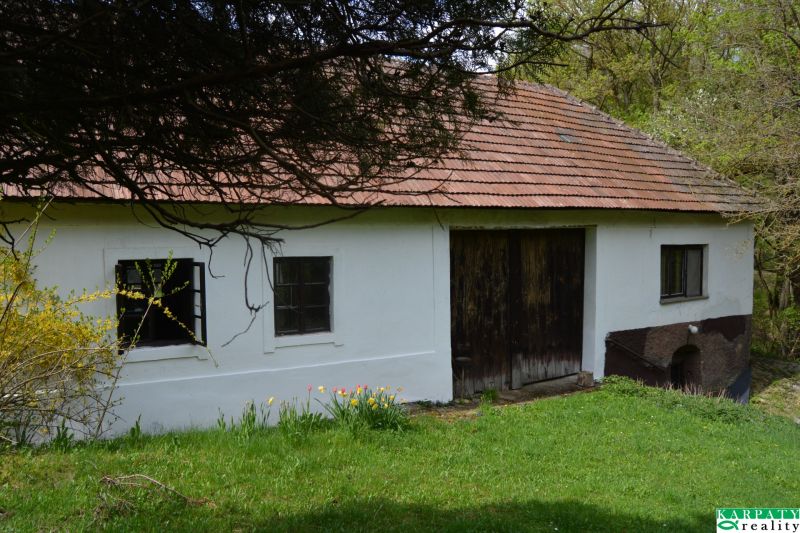 A family house in Bukovec with a sloped roof and wooden gates.