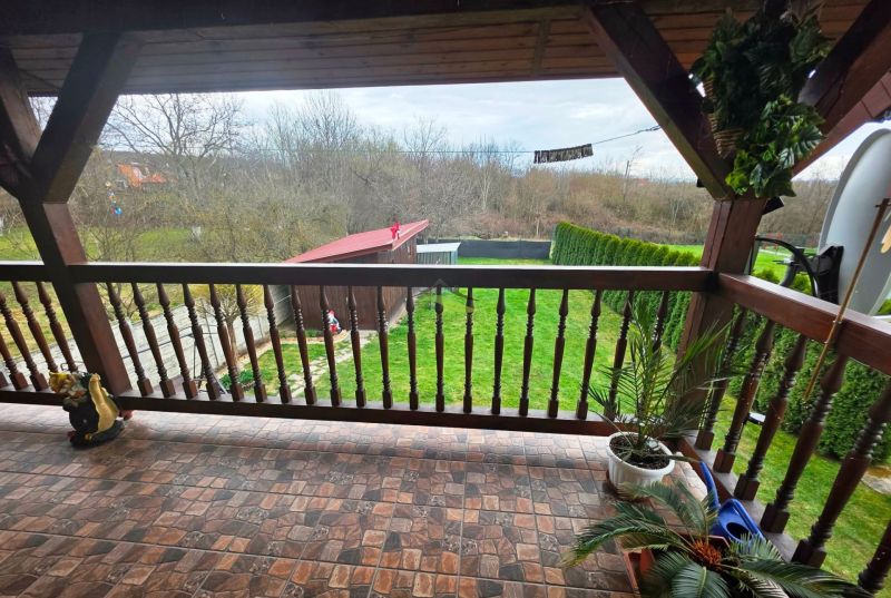 The balcony of a family house in Klokočov with a view of the garden and greenery.