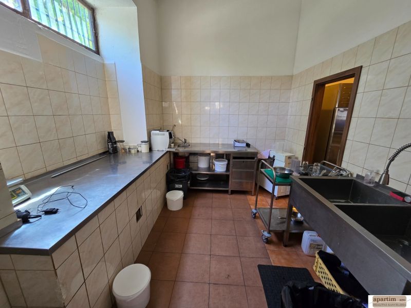 Space in Gastro areas with stainless steel work surfaces and brown flooring.