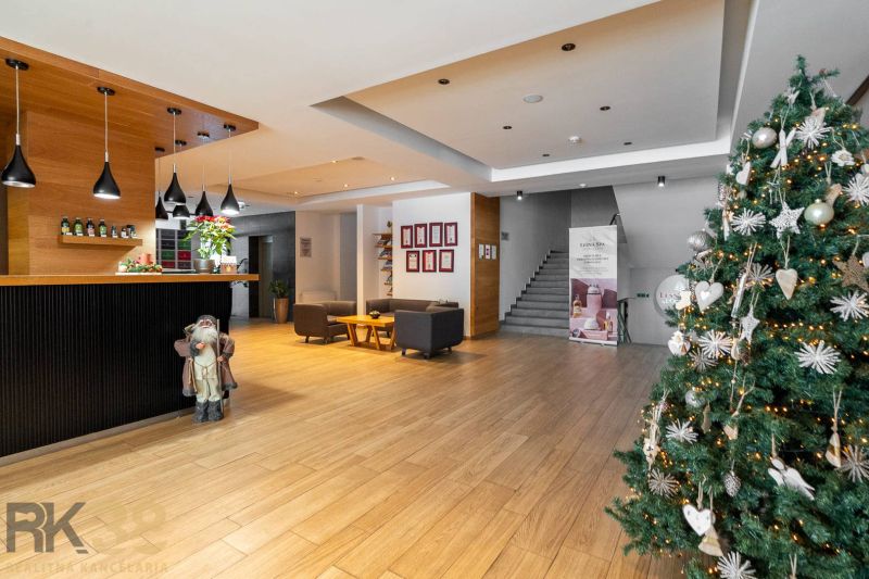 In the recreational apartment, we find a Christmas tree, seating, a counter, stairs, and a floor with a wooden decor.