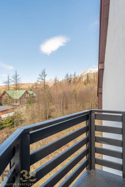 The balcony of a 4-room apartment in Vyšné Hágy with a view of the forest and mountains.