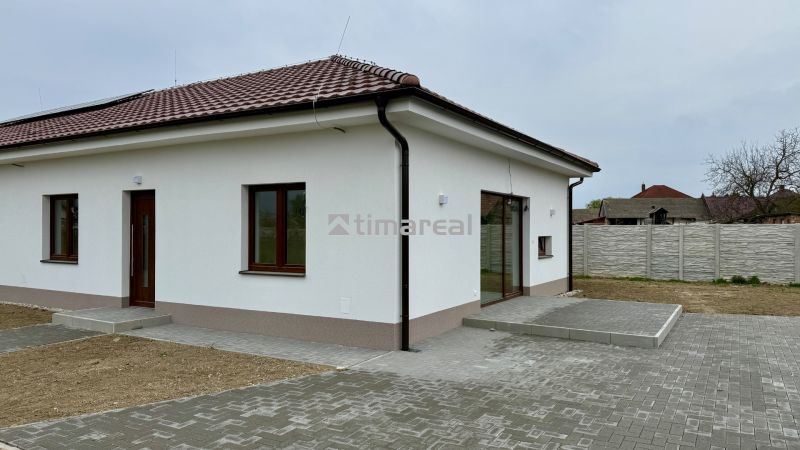 A family house on Hlavná Street in Vlčany with a wooden decor floor and a terrace.