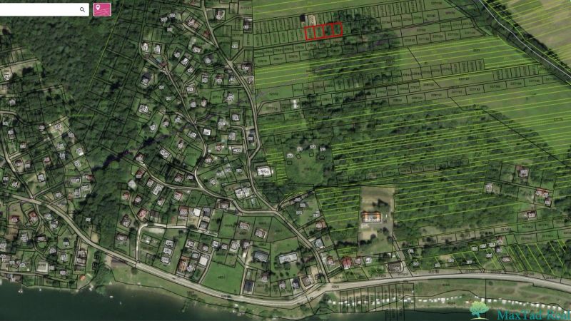 Aerial view of recreational plots in Nova Kelc, surrounded by greenery and buildings.