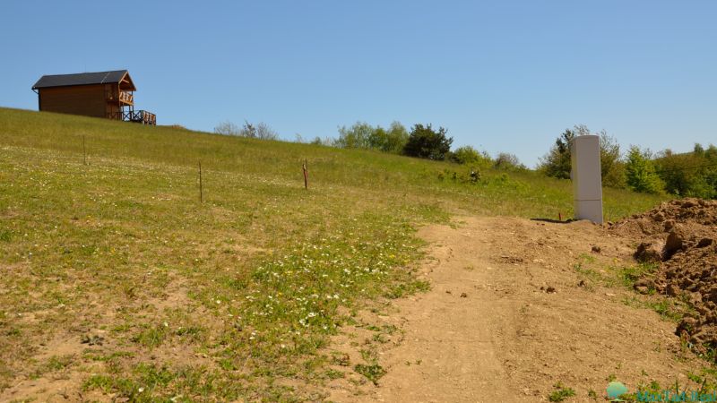 A cottage on a gentle slope in the Recreational area in Nova Kelca.