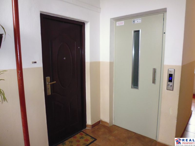 Entrance to a 2-room apartment with an adjacent elevator in an apartment building.