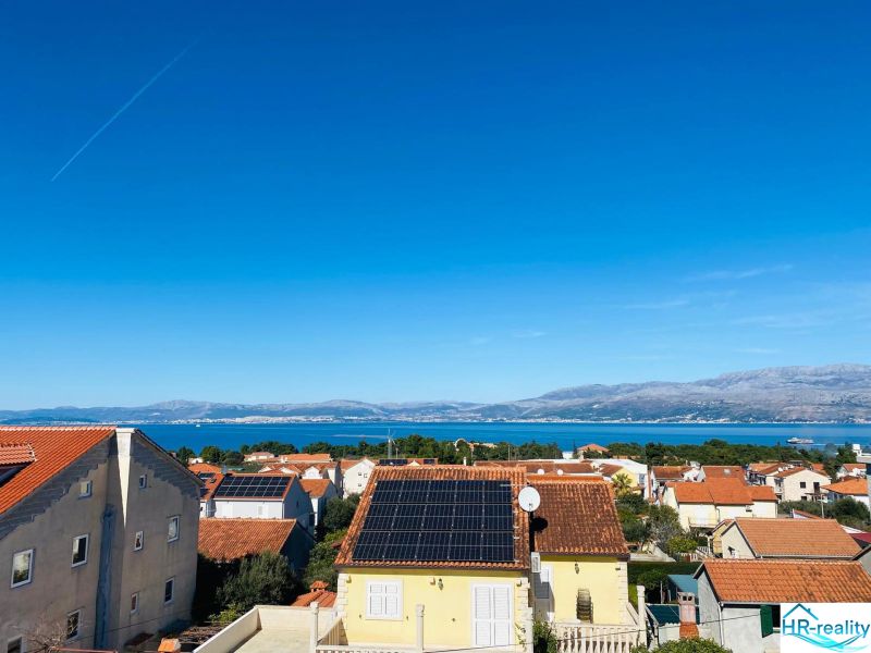 Sea view and rooftops of houses at a holiday apartment on Brač.