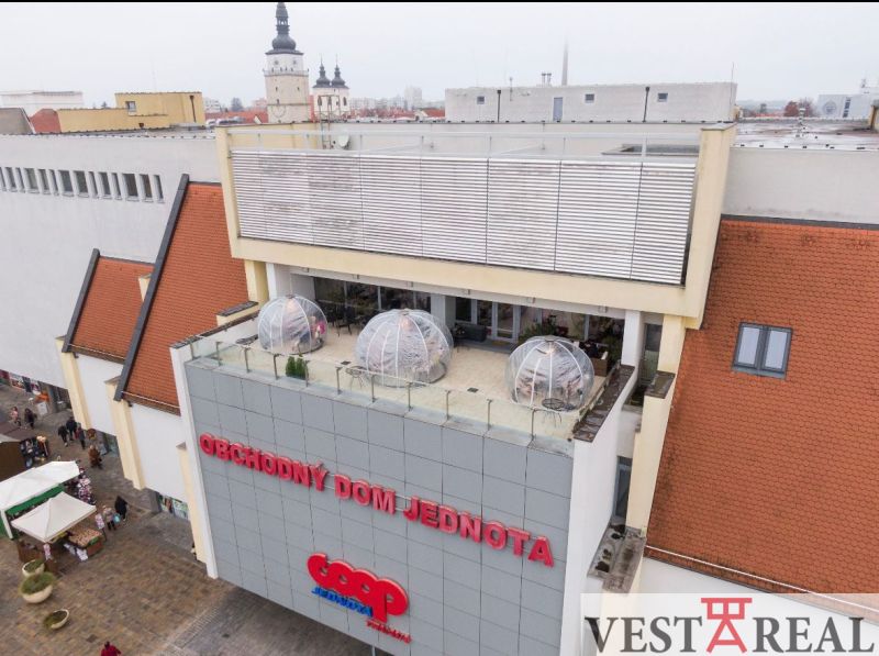 Department store Jednota on Trojičné Square in Trnava with dining spaces on the terrace.