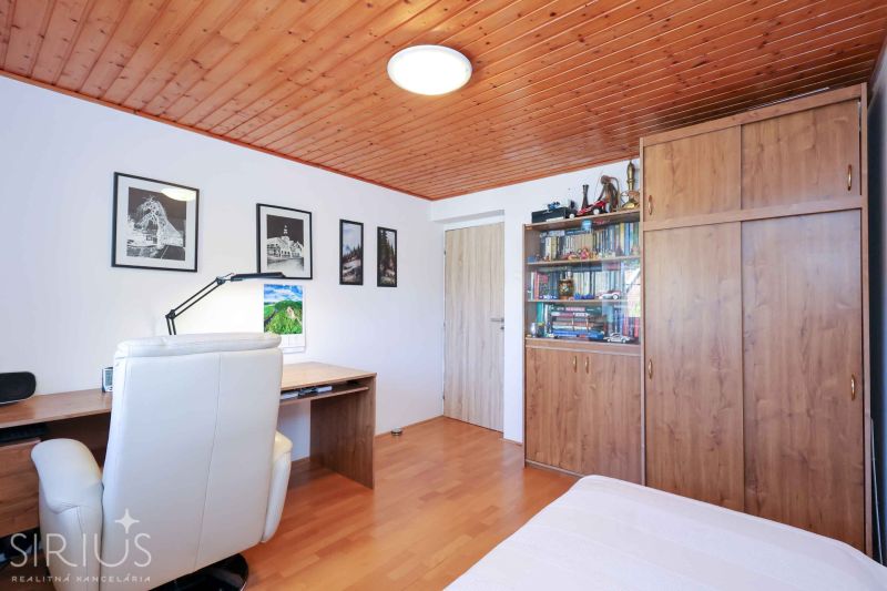 A study in a family house with wooden furniture and a floor with a wooden decor.
