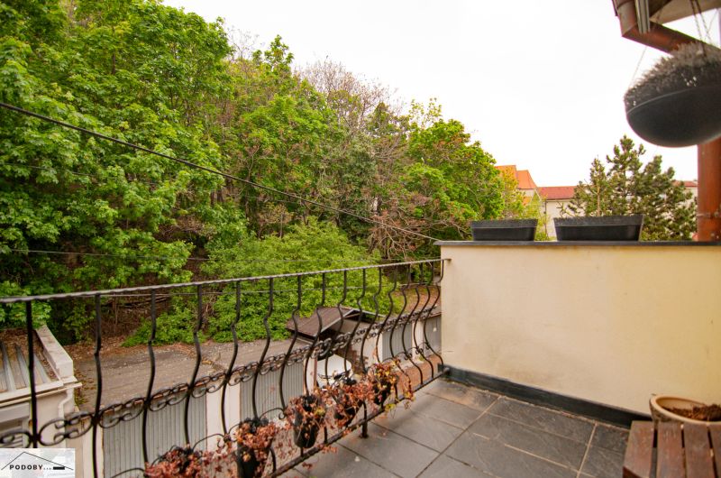 The balcony of the 3-room apartment on Beblavého Street in Bratislava offers a view of greenery.