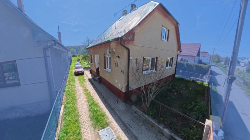 A family house in the village of Svinná with a garden and a parking area in the yard.