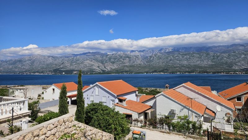Family houses in Vinjerac with sea views and mountain panoramas.