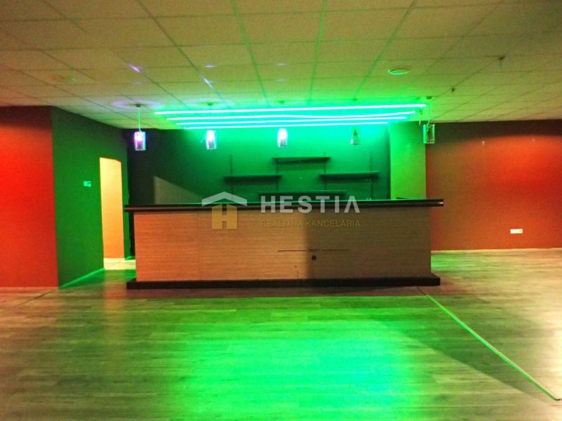 Space with lighting, suitable for business, commercial premises, green and red walls.