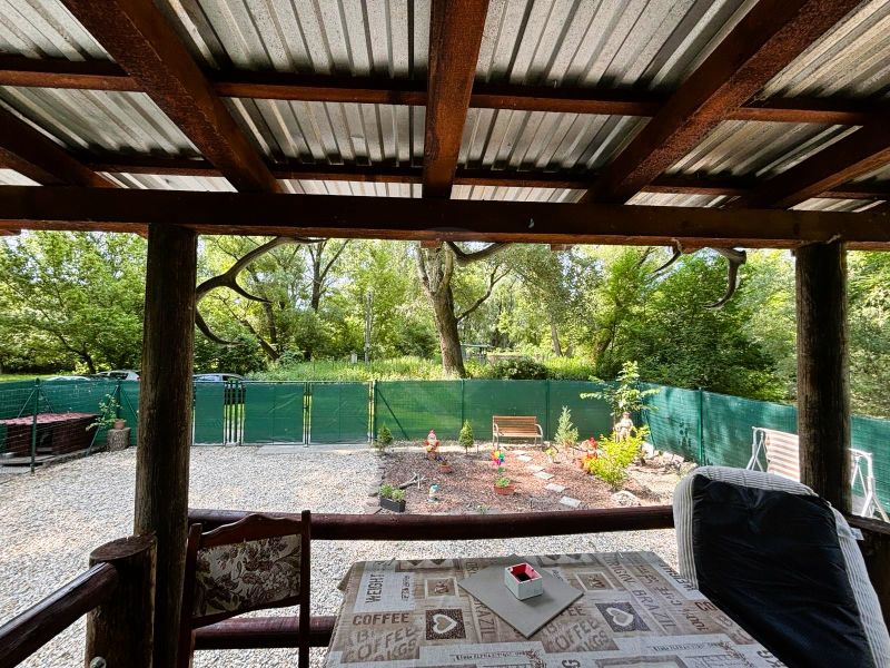 View from the terrace to the garden of the cottage in Gabčíkovo with natural surroundings.