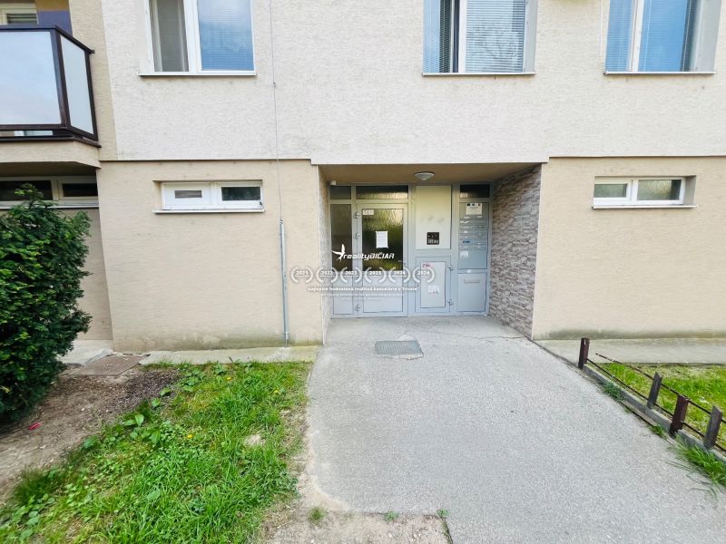 Entrance to the apartment building on Michalská Street in Hlohovec leading to a 3-room apartment.